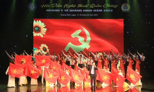 Tiết mục văn nghệ mở màn chào mừng hội diễn do Ban lãnh đạo Sở Y tế Quảng Ninh biểu diễn. Ảnh: Nguyễn Dung
