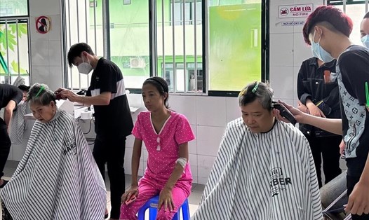 Hơn 30 bệnh nhân đang điều trị tại Bệnh viện Đà Nẵng được cắt tóc miễn phí. Ảnh: Sáng Tạo