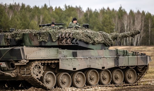 Binh sĩ Ba Lan và Ukraina trên xe tăng Leopard 2 A4 trong một cuộc huấn luyện tại căn cứ quân sự Swietoszow ở Swietoszow, miền tây Ba Lan. Ảnh: AFP