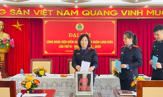 Đại biểu công đoàn Viện kiểm sát nhân dân quận Long Biên tiến hành bỏ phiếu tại Đại hội lần thứ VI, nhiệm kỳ 2023-2028. Ảnh: Công đoàn quận Long Biên