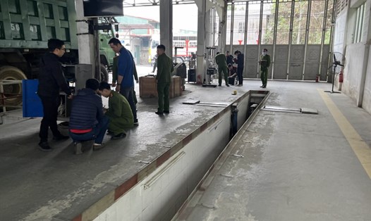 Cơ quan CSĐT Công an tỉnh Lào Cai thực hiện lệnh khám xét, niêm phong các hồ sơ, tài liệu liên quan tại Trung tâm đăng kiểm xe cơ giới 2401D. Ảnh: CACC