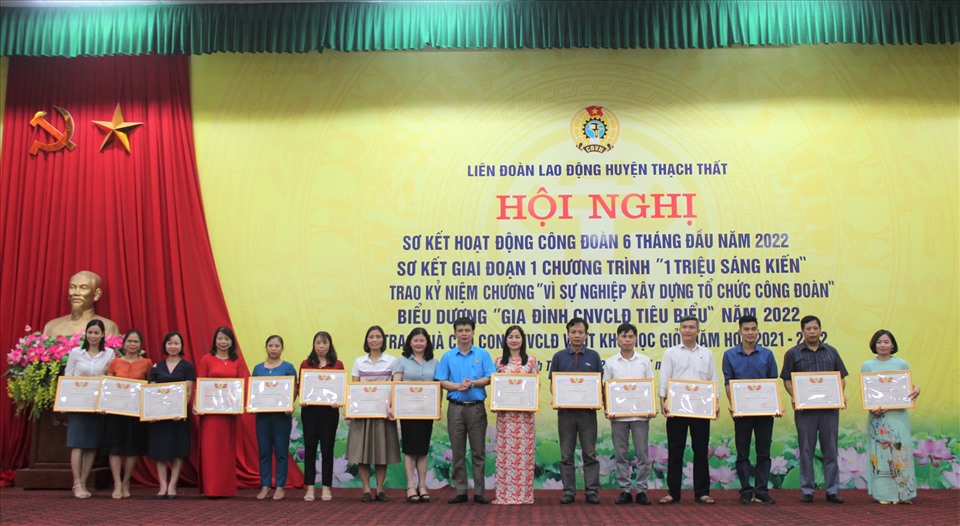 Lãnh đạo LĐLĐ huyện Thạch Thất (Hà Nội) trao Giấy khen cho 15 đơn vị đạt kết quả cao trong Chương trình "1 triệu sáng kiến". Ảnh: Công đoàn Thạch Thất