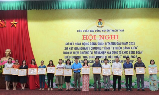 Lãnh đạo LĐLĐ huyện Thạch Thất (Hà Nội) trao Giấy khen cho 15 đơn vị đạt kết quả cao trong Chương trình "1 triệu sáng kiến". Ảnh: Công đoàn Thạch Thất