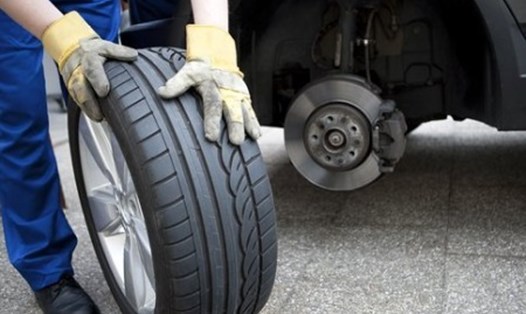 Kiểm tra bánh xe ôtô tại xưởng dịch vụ của hãng xe. Ảnh: Hyundai Bà Rịa - Vũng Tàu