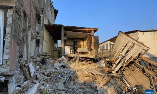 Tòa nhà bị sập sau trận động đất ở Antakya thuộc tỉnh Hatay, Thổ Nhĩ Kỳ. Ảnh: Xinhua