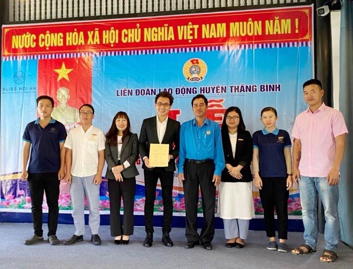 Ông Trần Ngọc Đội - Chủ tịch LĐLĐ huyện Thăng Bình - trao Quyết định thành lập CĐCS Công ty TNHH Làng biển nhiệt đới Hội An. Ảnh: Đoan Trang