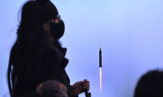 Một người phụ nữ đi ngang qua màn hình tivi ở nhà ga Seul, Hàn Quốc đang chiếu bản tin về vụ thử tên lửa của Triều Tiên ngày 18.2.2023. Ảnh: AFP