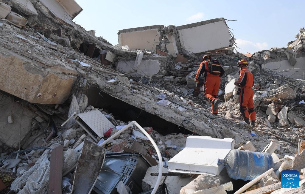 Một tòa nhà sập hoàn toàn sau động đất ở Thổ Nhĩ Kỳ. Ảnh: Xinhua