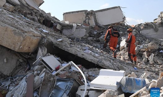 Một tòa nhà sập hoàn toàn sau động đất ở Thổ Nhĩ Kỳ. Ảnh: Xinhua
