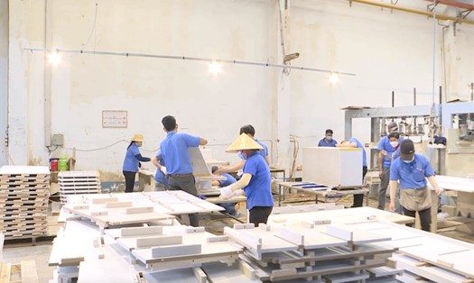 Công nhân Công ty TNHH Sản xuất đồ mộc Chien (Khu công nghiệp Tam Phước, TP.Biên Hòa) đang sản xuất ngay từ đầu năm. Ảnh: Hà Anh Chiến