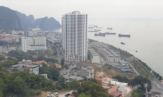 2 tòa cao ốc với hàng nghìn căn hộ cao cấp nằm ngay bên bờ vịnh Hạ Long, tại khu vực Bến Đoan, phường Hồng Gai, TP.Hạ Long che khuất tầm nhìn toàn bộ khu vực phía sau. Ảnh: Nguyễn Hùng
