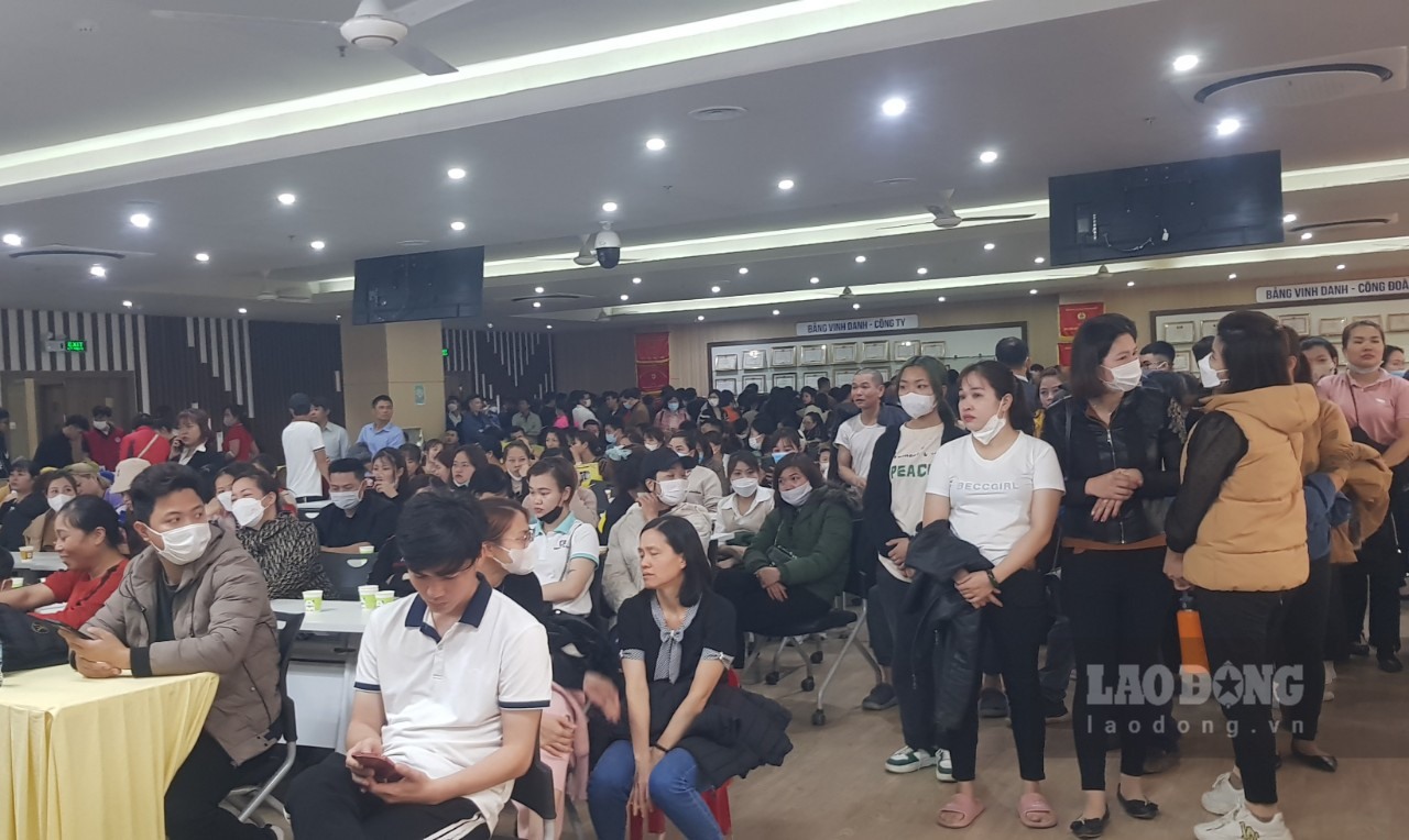 Hàng nghìn công nhân lao động tại các khu công nghiệp trên địa bàn tỉnh Ninh Bình tham gia Chương trình hiến máu tình nguyện "Lễ hội Xuân hồng". Ảnh: Nguyễn Trường