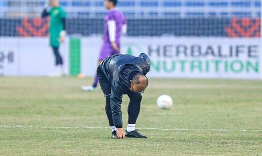 HLV Park Hang-seo kiểm tra mặt cỏ sân Mỹ Đình và quyết định thay giày đinh sắt cho các cầu thủ để tránh chấn thương. Ảnh: Minh Dân