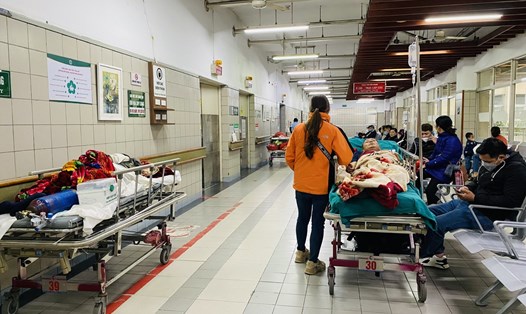 Người bệnh đến khám chữa bệnh tại Bệnh viện Bạch Mai. Ảnh: Thùy Linh