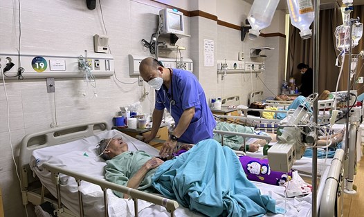 Bác sĩ đang thăm khám cho người bệnh tại bệnh viện tuyến trung ương. Ảnh: Nhâm Đỗ