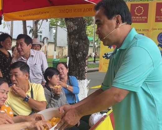 Quyền Linh bê từng rổ mít mời bà con. Ảnh: Golden Moon.