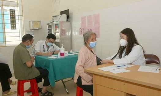 Bác sĩ Bệnh viện Bạch Mai khám bệnh từ thiện tại BVĐK huyện Bảo Thắng. Ảnh: Thành Dương
