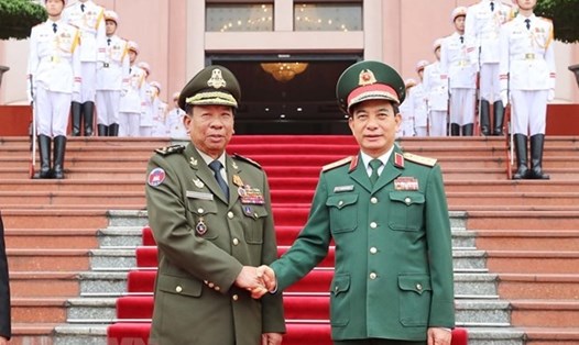 Đại tướng, Bộ trưởng Quốc phòng Phan Văn Giang (phải) đón Đại tướng Tea Banh, Phó Thủ tướng, Bộ trưởng Quốc phòng Vương quốc Campuchia. Ảnh: TTXVN