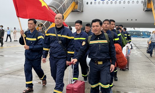 Đại tá Nguyễn Minh Khương cùng đoàn cán bộ chiến sĩ làm nhiệm vụ tại Thổ Nhĩ Kỳ đáp chuyến bay tại Nội Bài (Hà Nội) lúc 15h20. Ảnh: Việt Dũng