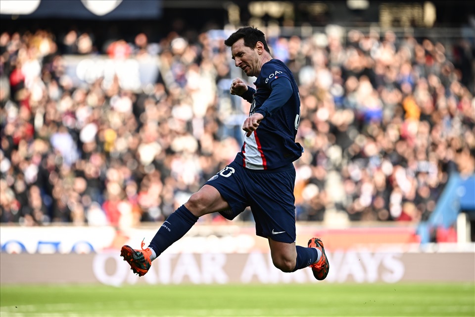 Ăn mừng bàn thứ 700, Messi được bảo vệ bằng khiên chống bạo động