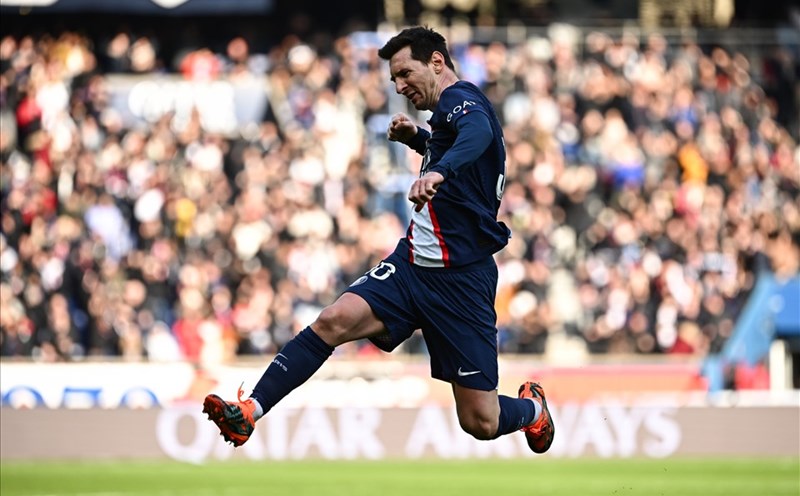 Ăn mừng bàn thứ 700, Messi được bảo vệ bằng khiên chống bạo động