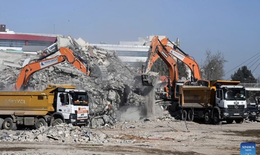 Máy xúc dọn dẹp các mảnh vỡ sau trận động đất ở Adiyaman, Thổ Nhĩ Kỳ. Ảnh: Xinhua