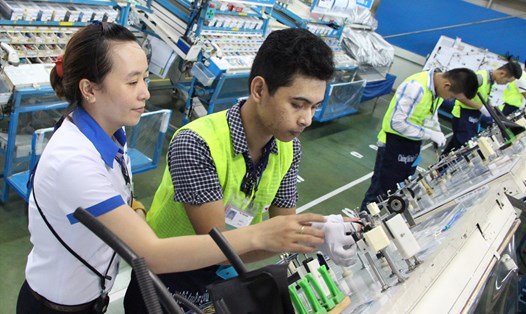 Công ty TNHH Yazaki EDS đang sản xuất với 6.500 lao động, cần tuyển thêm 500 lao động. Người lao động được đào tạo trước khi vào làm việc. Ảnh: Đình Trọng