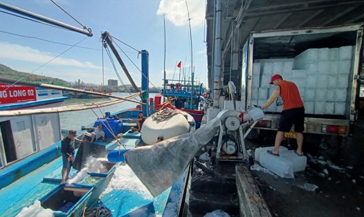 Một tàu cá Khánh Hòa chuẩn bị nguyên liệu trước chuyến đi biển. Ảnh: Chiến Em