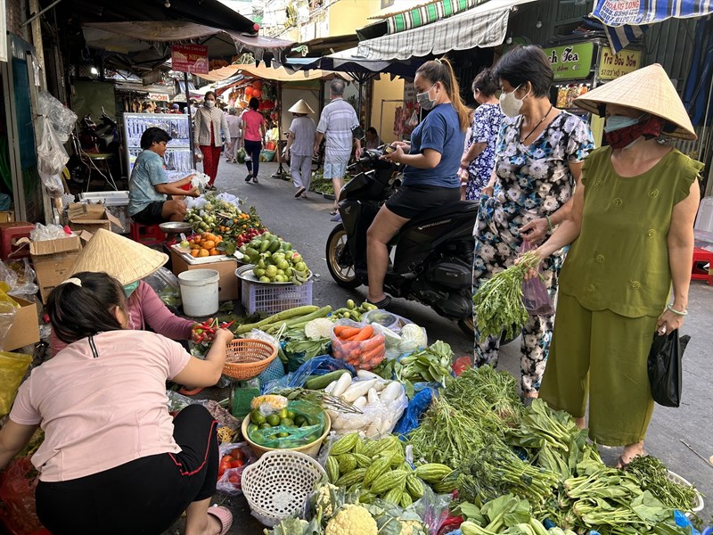 Sau Tết, sức mua hàng tại chợ truyền thống TPHCM vẫn yếu