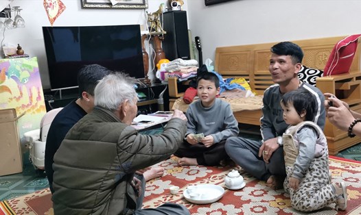 Em Nguyễn Minh Nhật (thứ ba, từ phải sang) cùng gia đình gặp gỡ và trả lại số tiền cho ông Hoàng Quang Vinh. Ảnh: Lam Giang