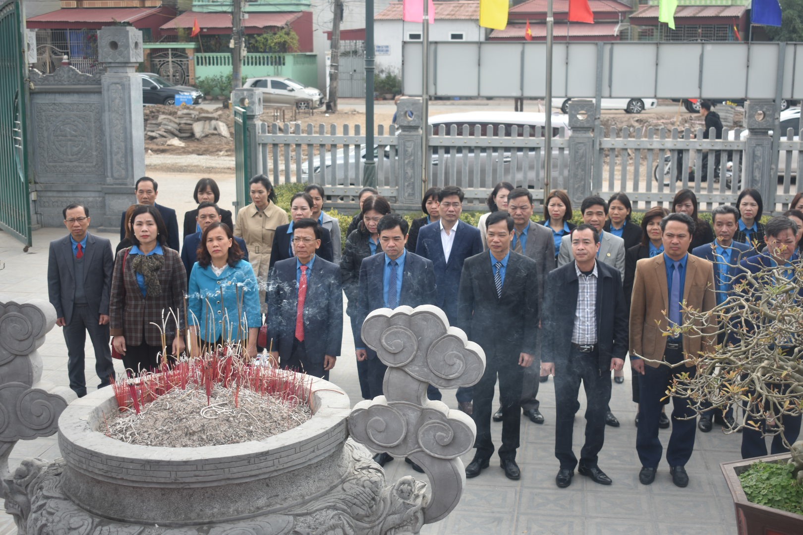 Công đoàn Thái Bình dâng hương tưởng niệm lãnh tụ Nguyễn Đức Cảnh tại đài tưởng niệm đồng chí tại thị trấn Diêm Điền (huyện Thái Thụy, tỉnh Thái Bình). Ảnh: Trung Du