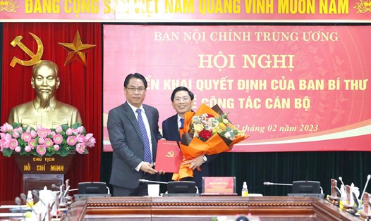 Phó Trưởng Ban Tổ chức Trung ương Phan Thăng An trao quyết định của Ban Bí thư bổ nhiệm ông Đặng Văn Dũng. Ảnh: Hoàng Thị Hoa