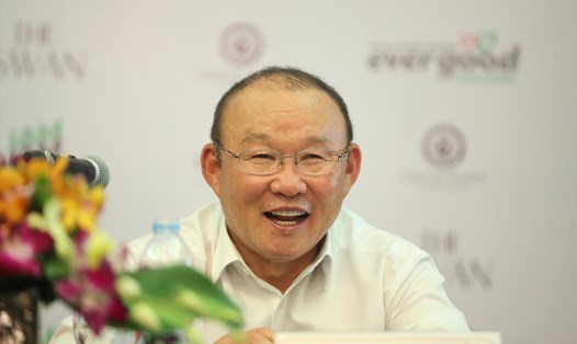 Huấn luyện viên Park Hang-seo giao lưu với người hâm mộ Việt Nam sau khi kết thúc hợp đồng với VFF. Ảnh: Hải Hoàng