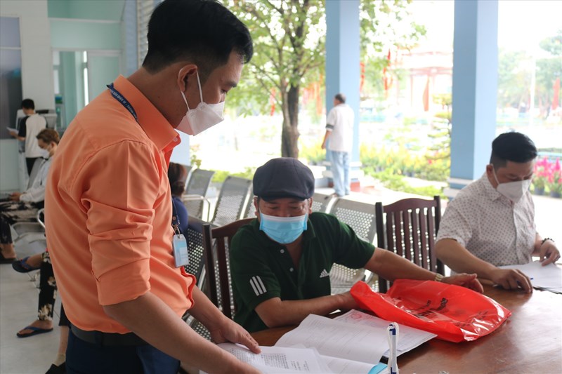 Đầu năm, người dân TPHCM đến phường chứng thực hồ sơ xin việc làm tăng cao