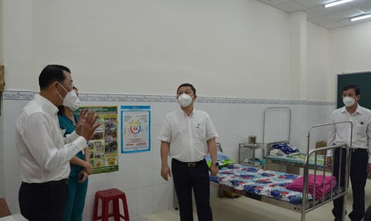 Đoàn lãnh đạo TPHCM trong một lần kiểm tra phòng y tế tại Trường Tiểu học Nguyễn Đình Chiểu. Ảnh minh hoạ: Huyên Nguyễn