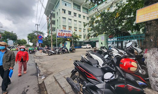 Những điểm giữ xe vỉa hè tràn xuống lòng đường trước cổng cấp cứu Bệnh viện Đà Nẵng. Ảnh: Thùy Trang