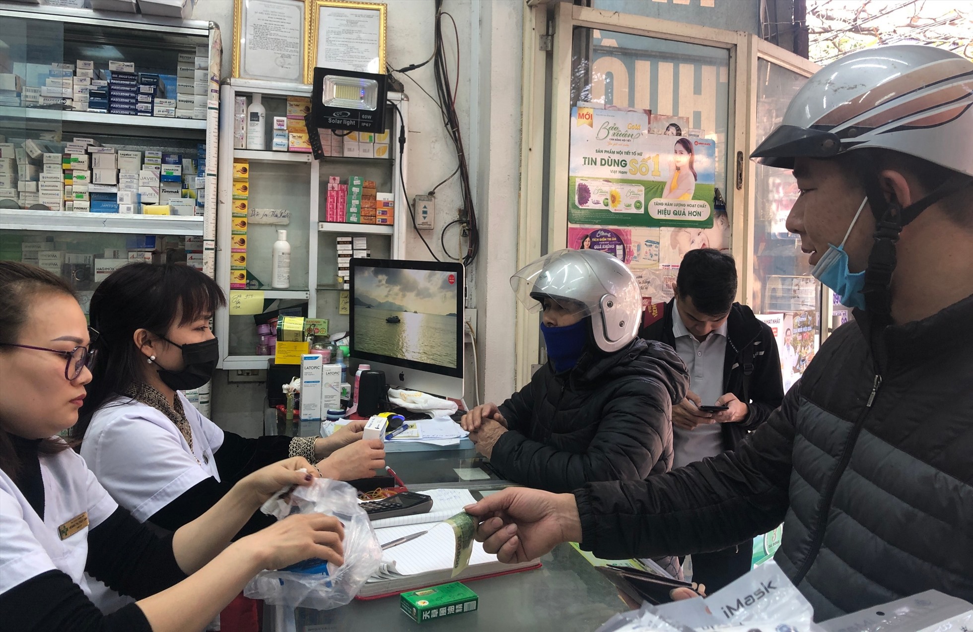 Số bệnh nhân đến mua thuốc điều trị thủy đậu gia tăng khi vào mùa. Ảnh: Phùng Minh