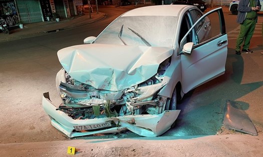 Hình ảnh xe ôtô sau khi xảy ra vụ tông xe để trả thù. Ảnh: Viện Kiểm sát cung cấp.