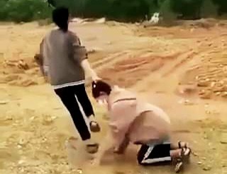 Hình ảnh hành hung gây bức xúc người xem. Ảnh từ video clip