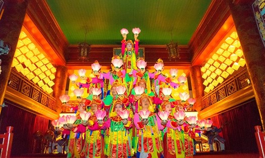 Múa Lục cúng hoa đăng tại nhà hát Duyệt Thị Đường. Ảnh: Bảo Minh