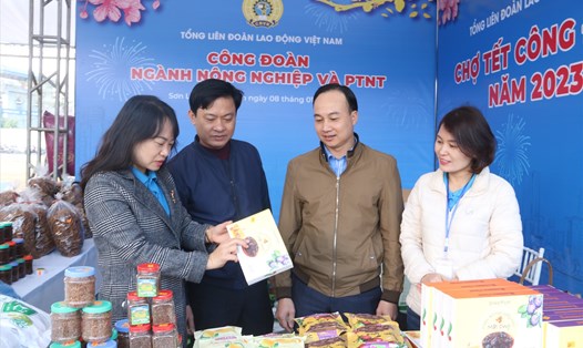 Đoàn viên, người lao động tham gia mua sắm tại “Chợ Tết Công đoàn” năm 2023 tại huyện Phù Yên, tỉnh Sơn La. Ảnh: Khánh Linh