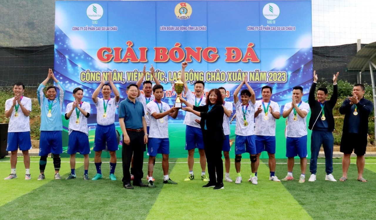Lãnh đạo LĐLĐ tỉnh Lai Châu và Công ty Cổ phần Cao su Lai Châu trao cúp vô địch cho đội LĐLĐ thành phố. Ảnh: Như Quỳnh.