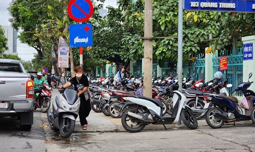 Điểm giữ xe ngay trên vỉa hè tận dụng cả lòng lề đường trước cổng cấp cứu của Bệnh viện Đà Nẵng. Ảnh: Thùy Trang