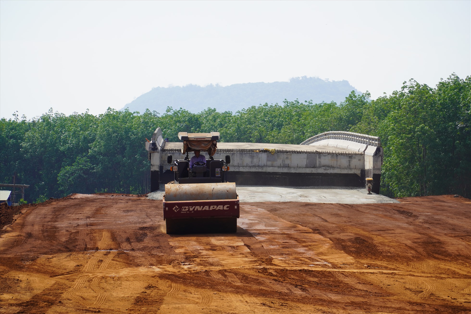 Thi công đường dẫn cầu vượt trên tuyến cao tốc Phan Thiết - Dầu Giây đoạn qua địa bàn tỉnh Đồng Nai. Ảnh: Hà Anh Chiến