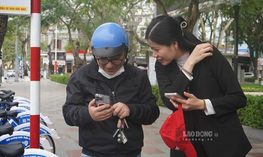Người dân Hải Phòng háo hức trải nghiệm xe đạp công cộng. Ảnh: Lương Hà