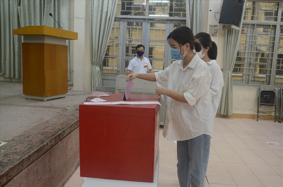 Hiệu trưởng, hiệu phó có thể mất chức giữa nhiệm kỳ nếu kết quả bỏ phiếu tín nhiệm thấp. Ảnh minh hoạ: Bích Hà