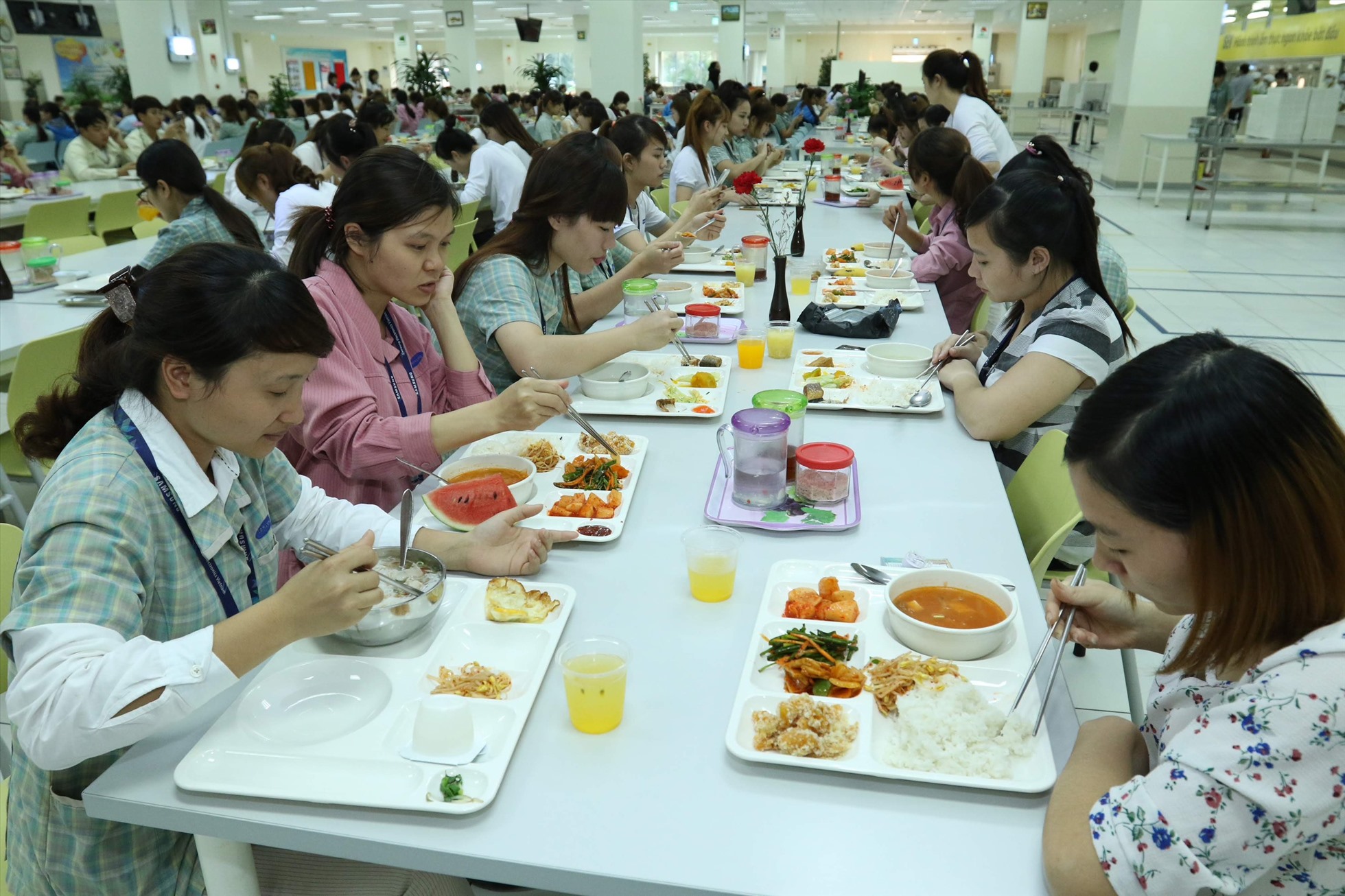 Công nhân Nhà máy Samsung Bắc Ninh ăn trưa. Ảnh: Hải Nguyễn