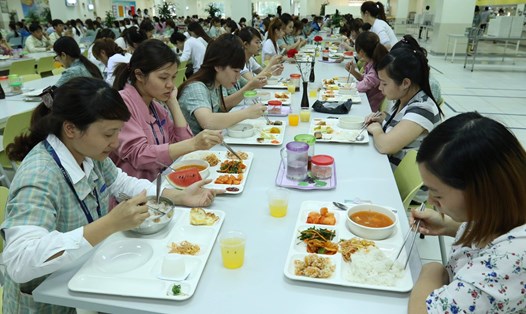 Công nhân Nhà máy Samsung Bắc Ninh ăn trưa. Ảnh: Hải Nguyễn