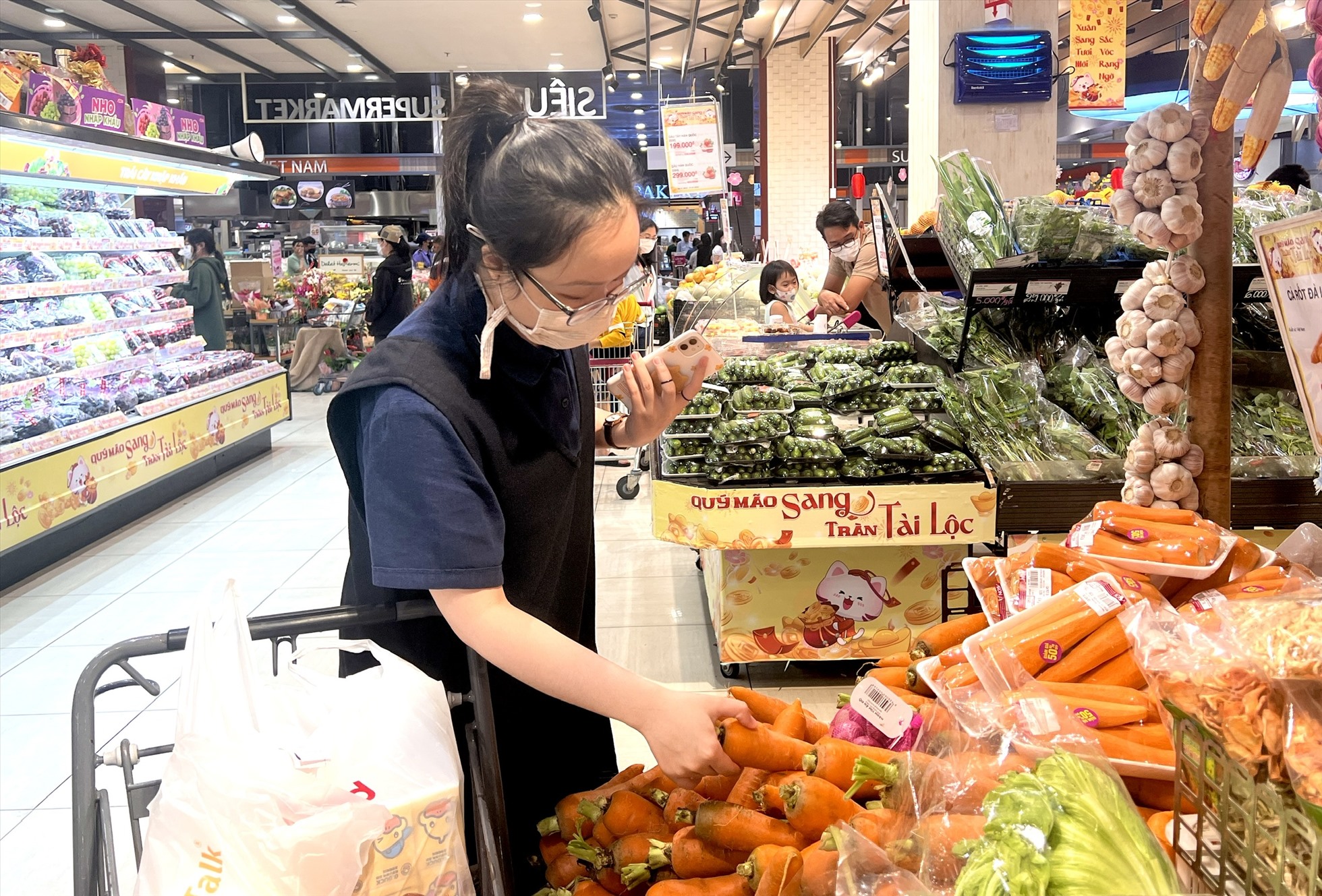 Một cách tốt để bắt đầu tuần giảm cân là mua sắm những món ăn nhẹ bổ dưỡng và vạch ra trước những món bạn sẽ ăn. Ảnh: Thanh Ngọc