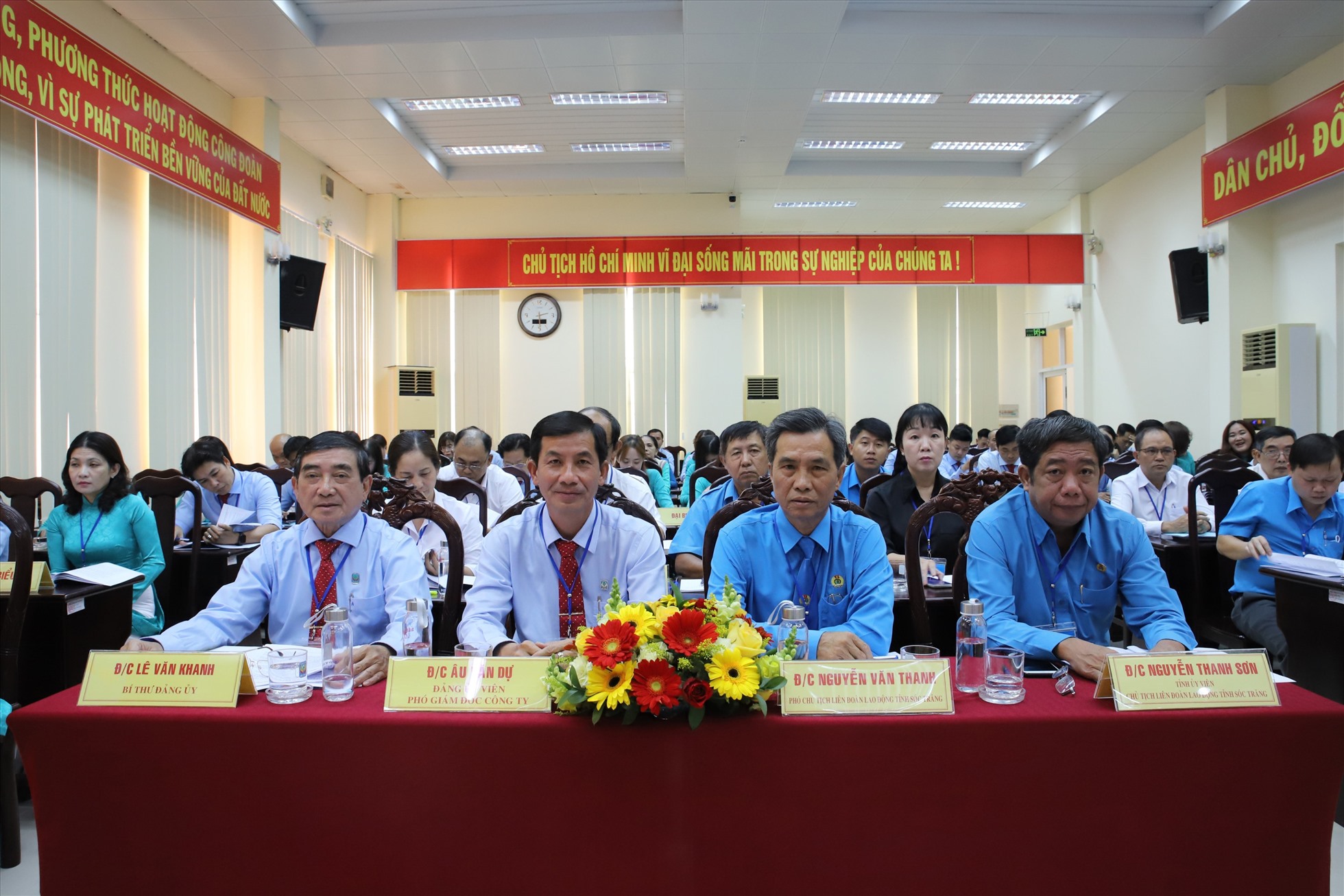 Chủ tịch LĐLĐ tỉnh Sóc Trăng Nguyễn Thanh Sơn, Phó Chủ tịch LĐLĐ tỉnh Sóc Trăng Nguyễn Văn Thanh dự và chỉ đạo đại hội. Ảnh: Anh Khoa